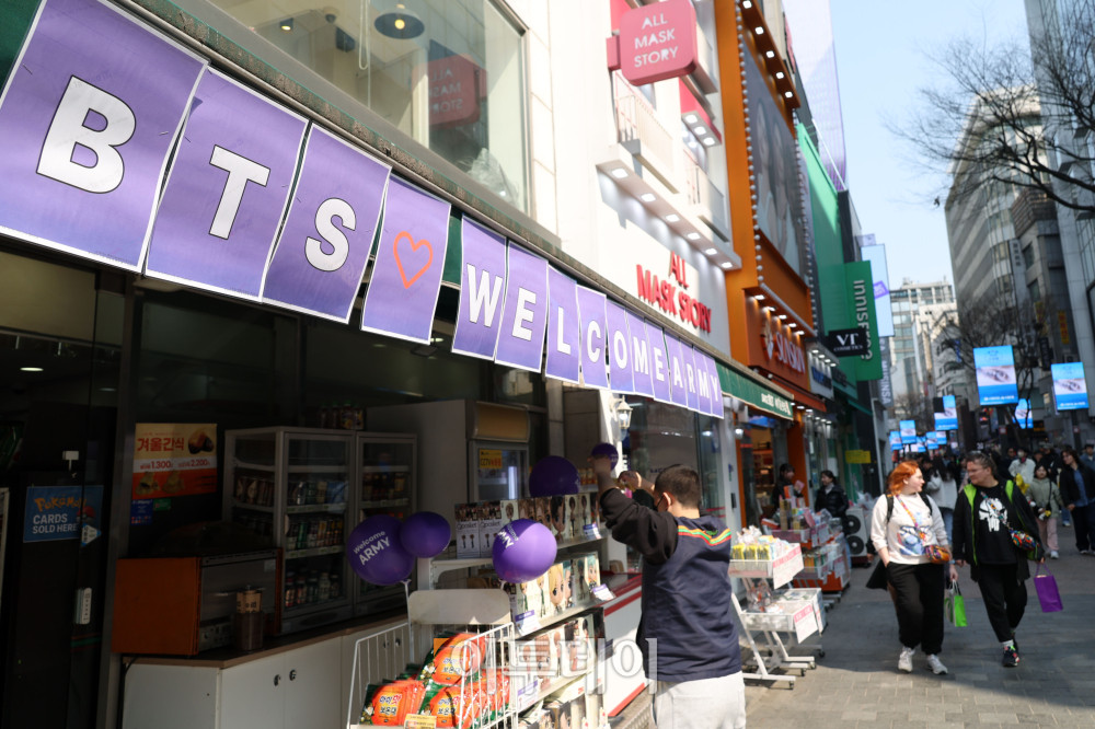 ▲방탄소년단(BTS) 컴백 광화문 공연을 하루 앞둔 20일 서울 중구 명동거리의 한 편의점에 BTS 관련 환영 문구가 설치돼 있다. 고이란 기자 photoeran@