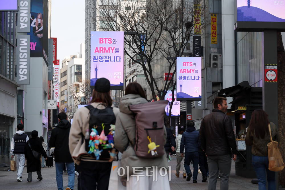 ▲방탄소년단(BTS) 컴백 광화문 공연을 하루 앞둔 20일 서울 중구 명동거리에 BTS 관련 환영 영상이 나오고 있다. 고이란 기자 photoeran@