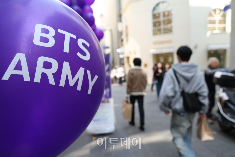 ▲방탄소년단(BTS) 컴백 광화문 공연을 하루 앞둔 20일 서울 중구 명동거리에 BTS 관련 풍선이 설치돼 있다. 고이란 기자 photoeran@