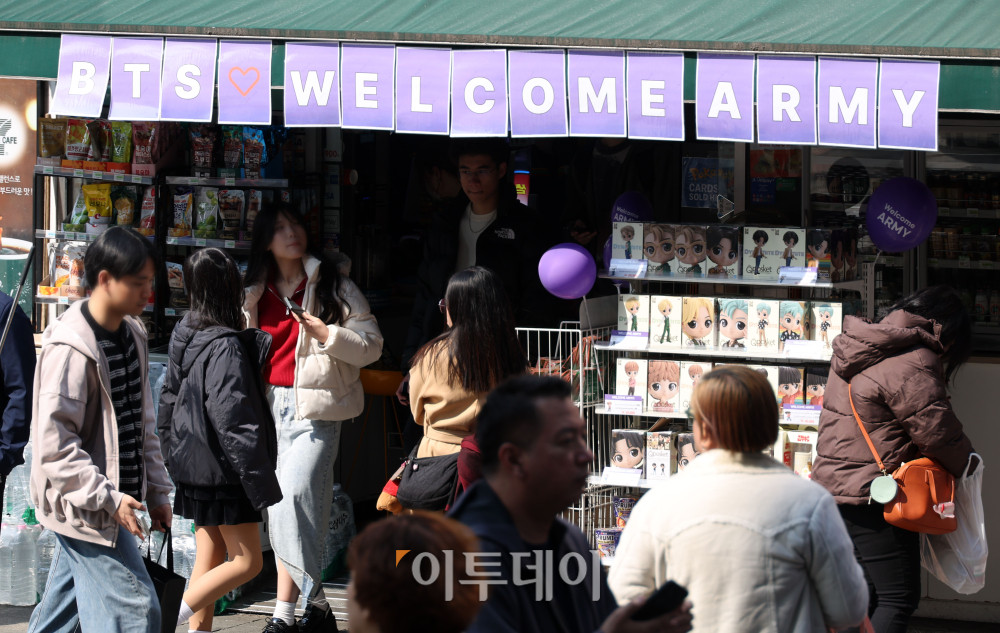 ▲방탄소년단(BTS) 컴백 광화문 공연을 하루 앞둔 20일 서울 중구 명동거리의 한 편의점에 BTS 관련 환영 문구가 설치돼 있다. 고이란 기자 photoeran@