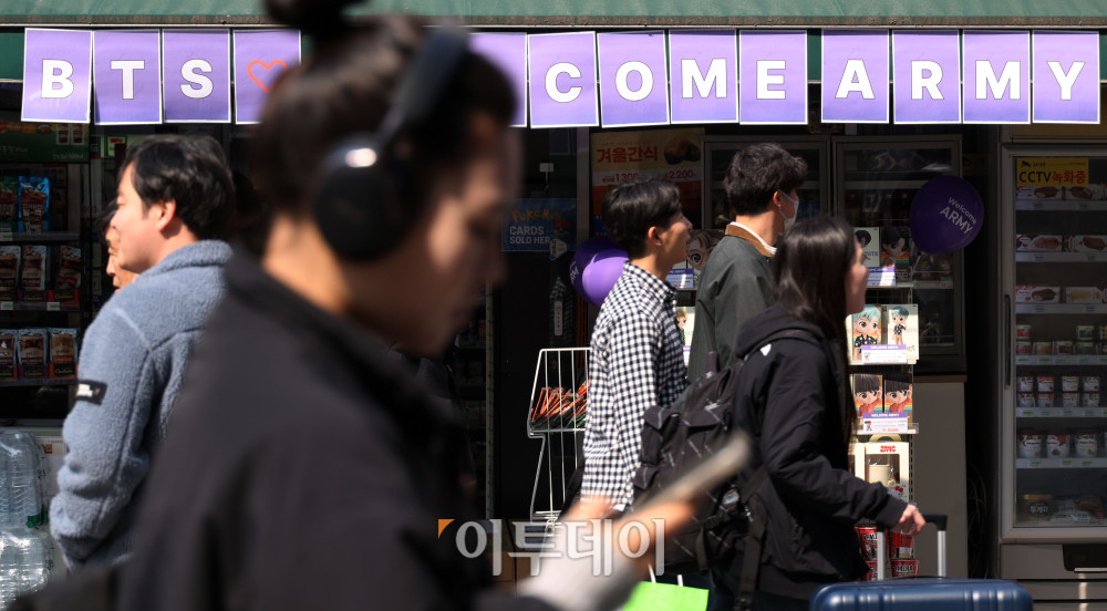 ▲방탄소년단(BTS) 컴백 광화문 공연을 하루 앞둔 20일 서울 중구 명동거리의 한 편의점에 BTS 관련 환영 문구가 설치돼 있다. 고이란 기자 photoeran@