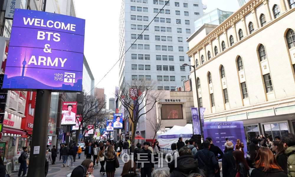 ▲방탄소년단(BTS) 컴백 광화문 공연을 하루 앞둔 20일 서울 중구 명동거리에 BTS 관련 환영 영상이 나오고 있다. 고이란 기자 photoeran@ (이투데이DB)