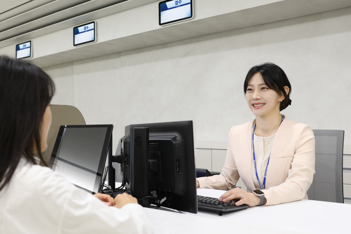 ▲가톨릭대학교 성빈센트병원 건강증진센터 접수 창구에서 직원이 수검자를 안내하고 있다. (가톨릭대학교 성빈센트병원)