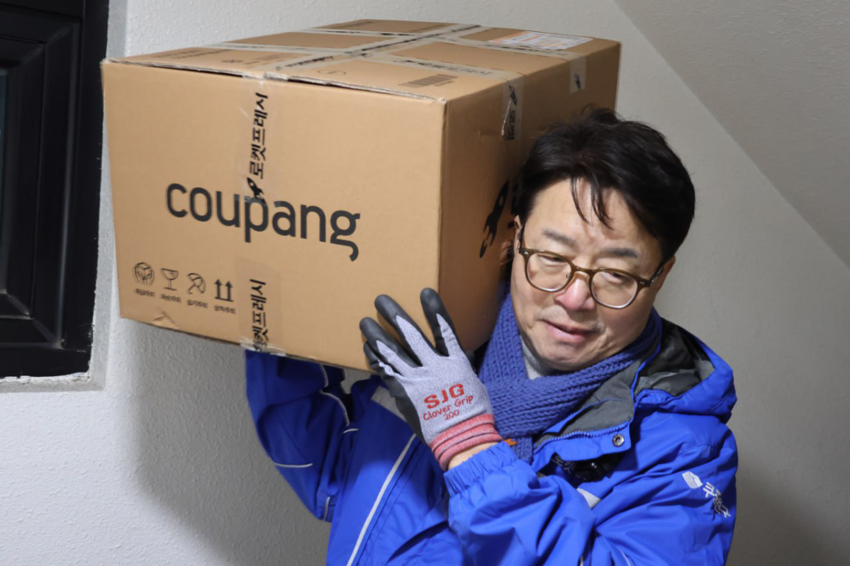 ▲염태영 국회의원이 3월 20일 새벽 경기도 성남 쿠팡 배송캠프에서 쿠팡 박스를 어깨에 짊어지고 직접 배송에 나서고 있다. (염태영의원실)