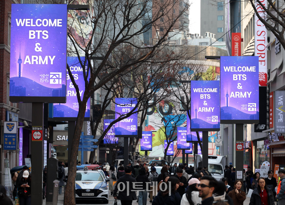 ▲방탄소년단(BTS) 컴백 광화문 공연을 하루 앞둔 20일 서울 중구 명동거리에 BTS 관련 환영 영상이 나오고 있다. 고이란 기자 photoeran@