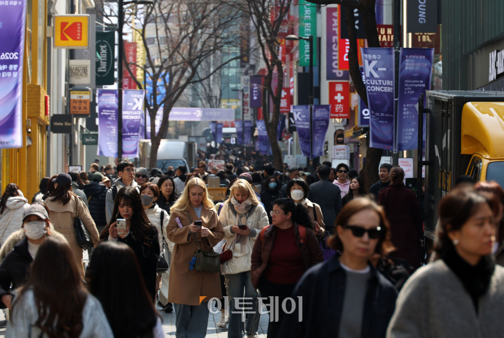 ▲방탄소년단(BTS) 컴백 광화문 공연을 하루 앞둔 20일 서울 중구 명동거리가 시민들과 관광객으로 북적이고 있다. 고이란 기자 photoeran@