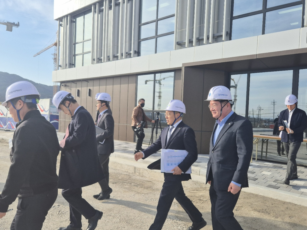 ▲김윤덕 국토교통부 장관이 남양주 왕숙 신도시 현장을 방문해 GH 관계자들과 함께 현장을 점검하며 'GH형 패스트트랙' 적용 현황을 살펴보고 있다. (경기주택도시공사(GH))