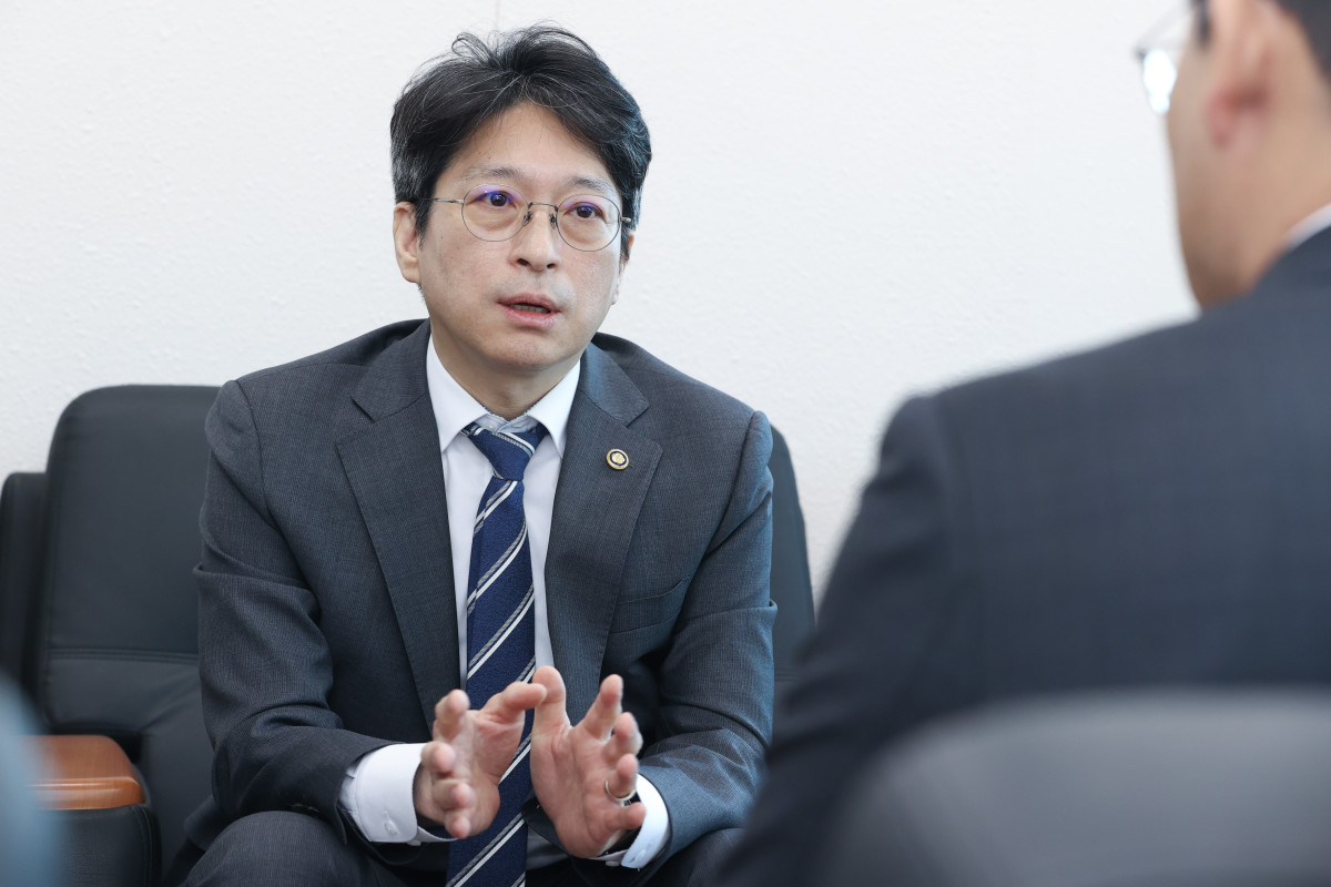 ▲홍지선 국토교통부 2차관이 서울 주택도시보증공사에서 김보현 대우건설 대표이사와 만나 2035년에 가덕도신공항 개항이 성공적으로 이뤄지도록 노력해달라고 당부하고 있다. (사진제공=국토교통부)