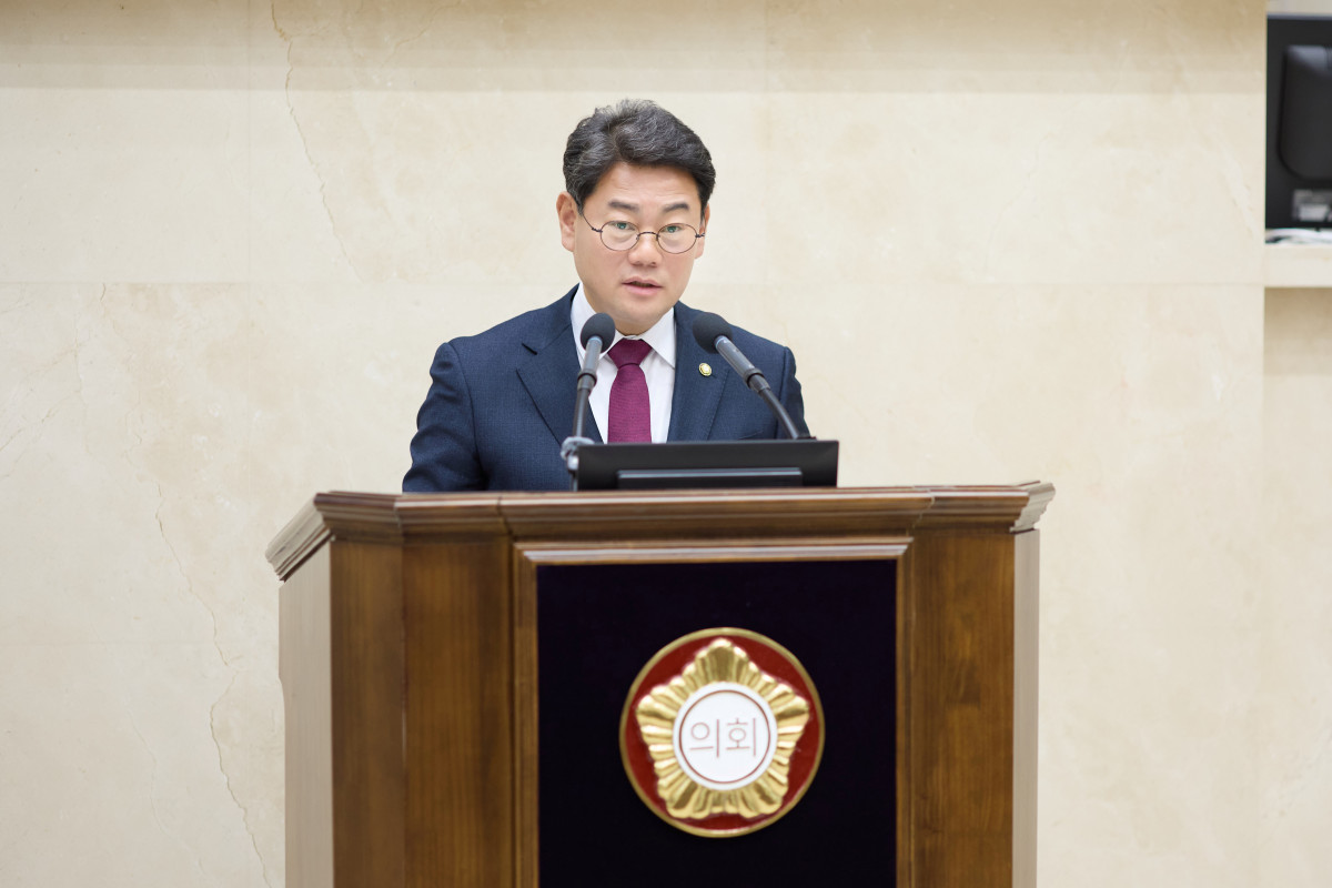 ▲이진규 용인특례시의회 의원이 20일 제301회 임시회 제2차 본회의에서 5분 자유발언을 통해 처인구 대중교통 실태를 지적하며 3대 개선 방안을 제시하고 있다. (용인특례시의회)