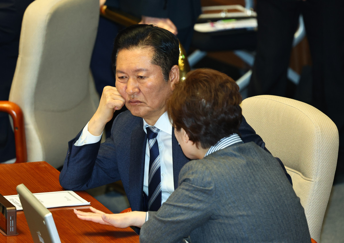 ▲정청래 더불어민주당 대표가 20일 오후 서울 여의도 국회 본회의에서 이언주 최고위원과 대화하고 있다. (사진=뉴시스)