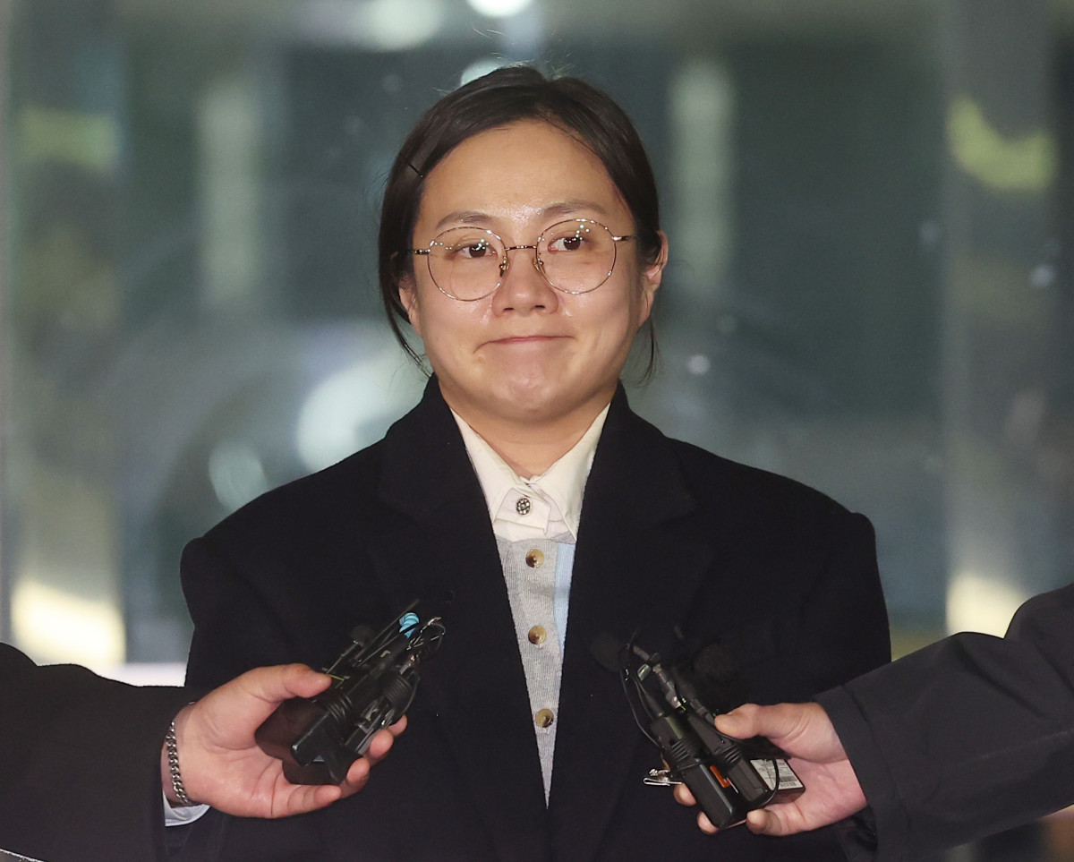 ▲전직 매니저들에 대한 '갑질'과 불법 의료행위 의혹을 받는 방송인 박나래가 20일 경찰에 출석해 조사를 받은 뒤 서울 강남경찰서를 나서며 취재진 질문을 받고 있다. (연합뉴스)