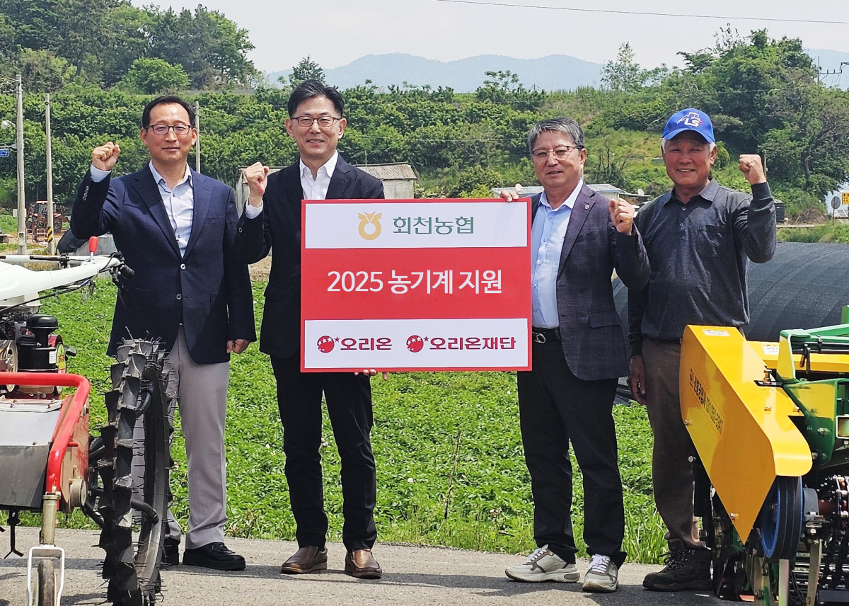 ▲오리온사진자료 오리온그룹 오감자합니다 농기계 증정식 (사진제공=오리온)