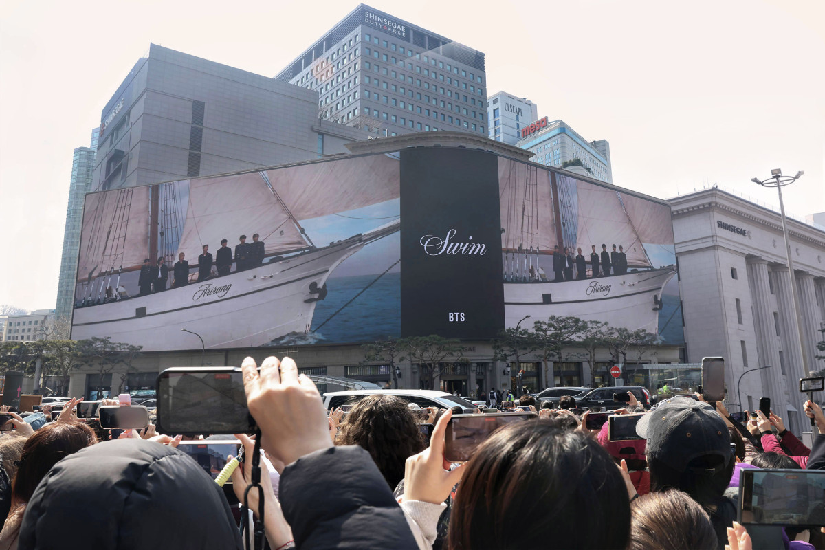 ▲신세계백화점 본점 신세계스퀘어에 송출되고 있는 방탄소년단 컴백 기념 미디어아트 (사진제공=신세계)