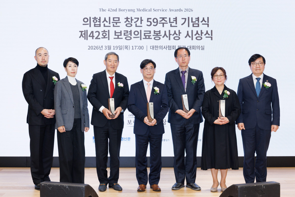 ▲(왼쪽부터) 보령 김정균 대표, 보령홀딩스 김은선 회장, 인천나은병원 하헌영 병원장, 블루크로스 의료봉사단 장여구 단장, 신안대우병원 최명복 의무부장, 대한기독여자의사회 정미라 회장, 대한의사협회 박명하 상근부회장이 제42회 보령의료봉사상 시상식에서 기념촬영을 하고 있다. (사진제공=보령)