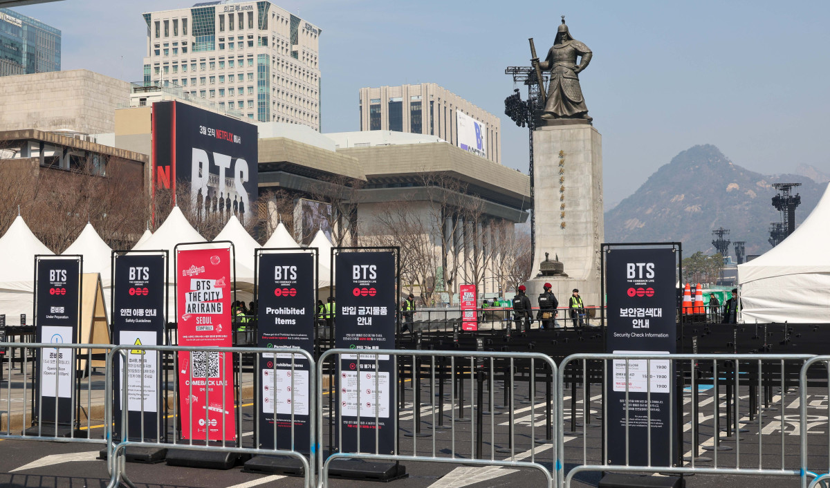 ▲그룹 방탄소년단(BTS)의 컴백 라이브 아리랑(ARIRANG) 광화문 공연일인 19일 서울 종로구 광화문광장에 입장대기선이 설치돼 있다. 신태현 기자 holjjak@