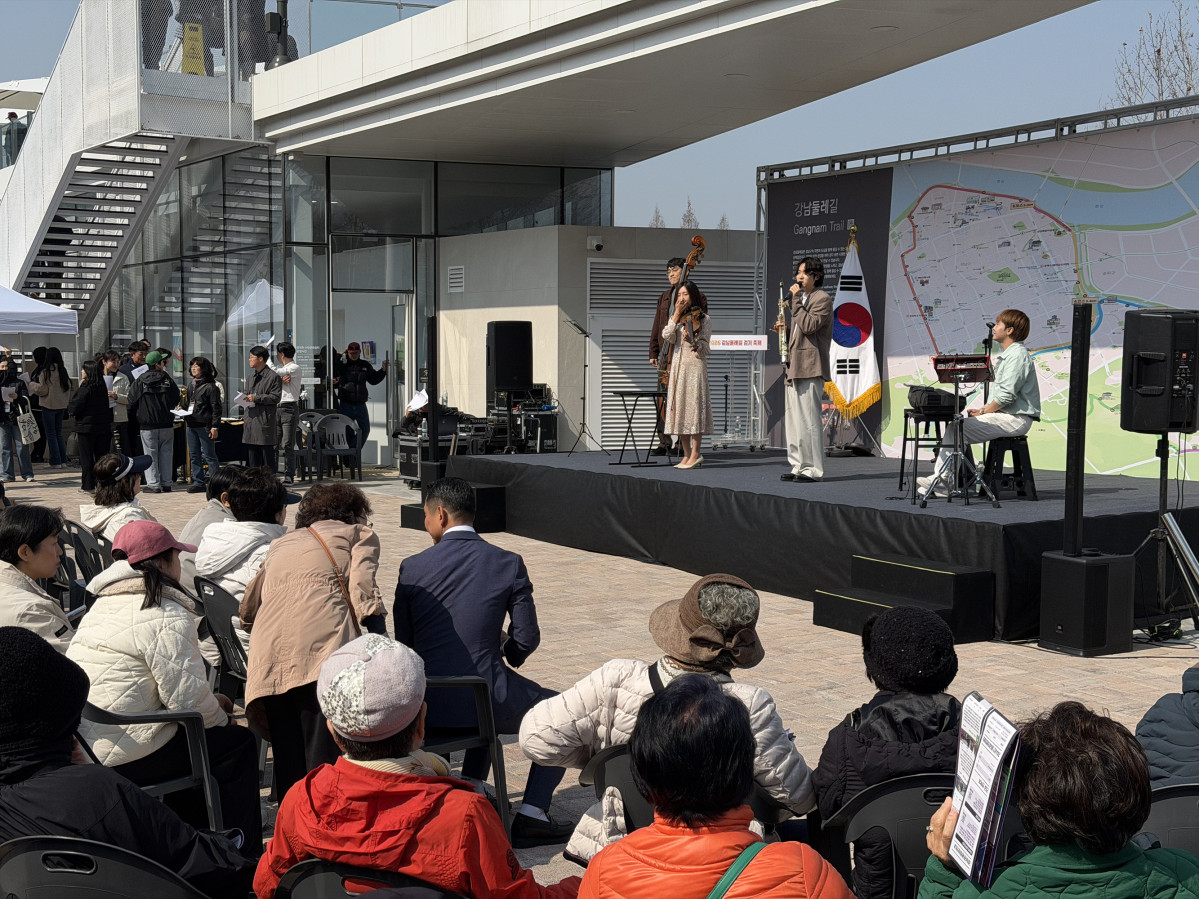 ▲21일 서울 강남구 양재천 수변문화쉼터에서 열린 ‘2026 강남둘레길 걷기 축제’ 개막식에서 축하공연이 진행되고 있다.(이준호 기자)
