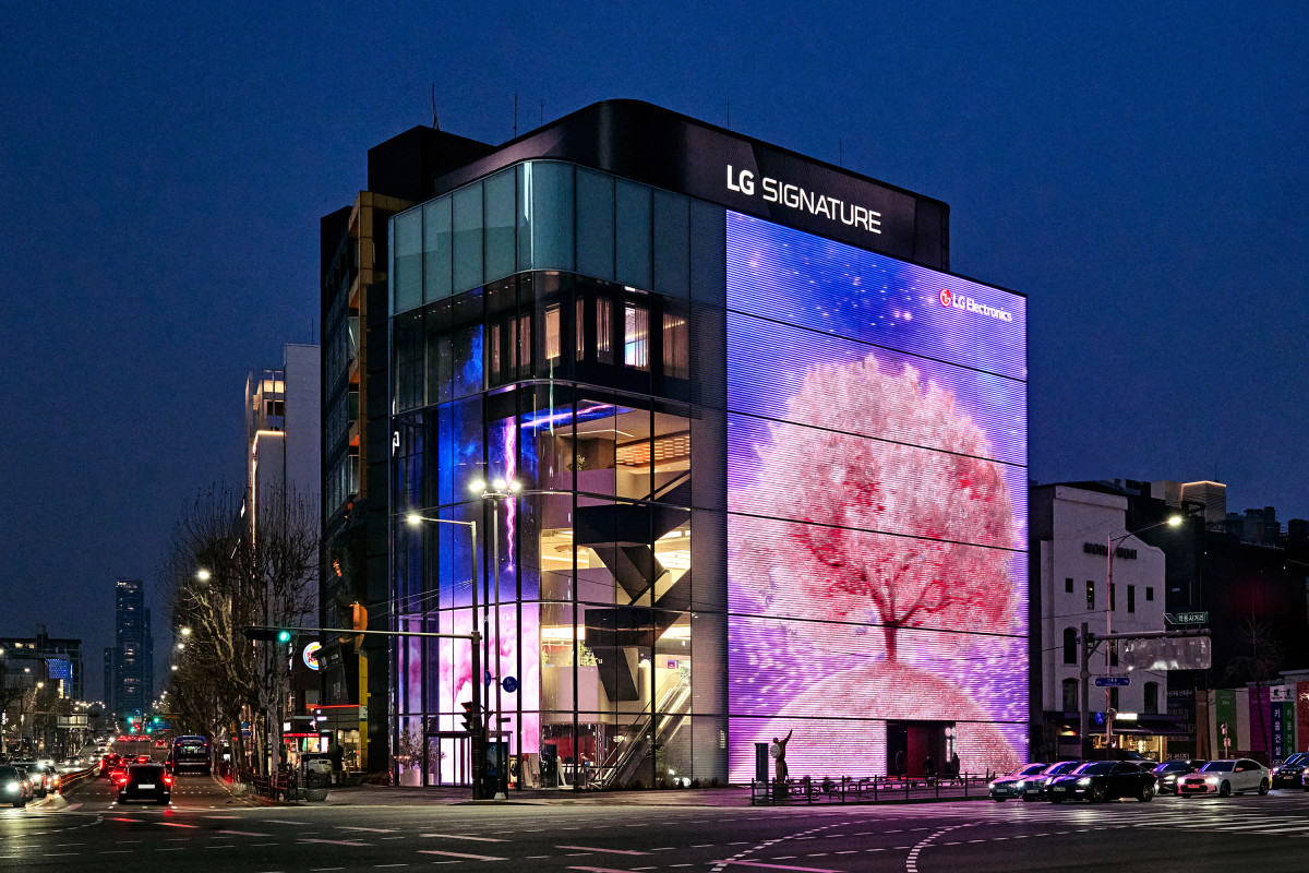 ▲LG전자가 봄철을 맞아 서울 강남구 도산대로에 위치한 'LG전자 플래그십 D5' 외벽에 벚꽃을 주제로 한 미디어 파사드를 선보였다. 미디어 파사드는 오는 4월 30일까지 상영되며, 매일 오후 6시부터 오후 10시까지 운영된다. (사진=LG전자)