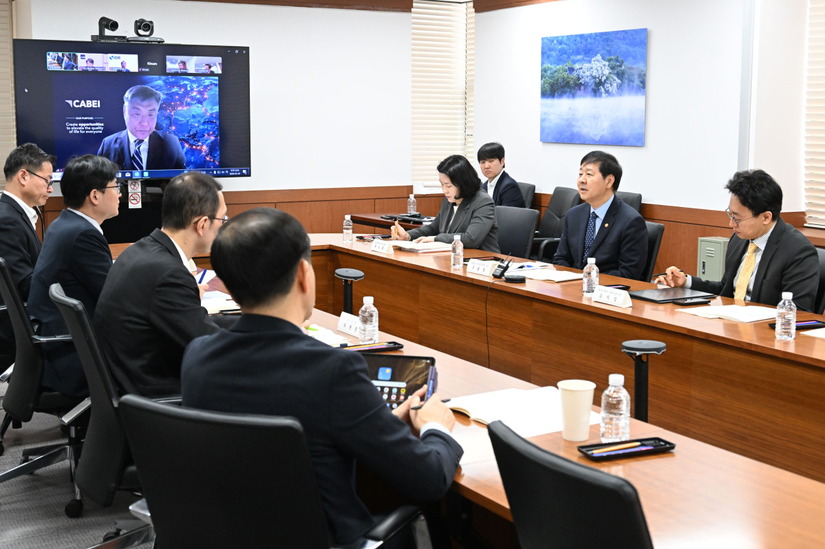 ▲구윤철 경제부총리 겸 재정경제부 장관이 3월 20일 서울 종로구 정부서울청사에서 열린 '제1차 국제금융기구 전략점검회의'를 주재하고 있다. (사진제공=재정경재부)