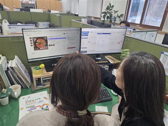 ▲국립농산물품질관리원 직원들이 배달앱 등 통신판매 원산지 표시 정보를 모니터링하고 있다. (사진제공=농림축산식품부)