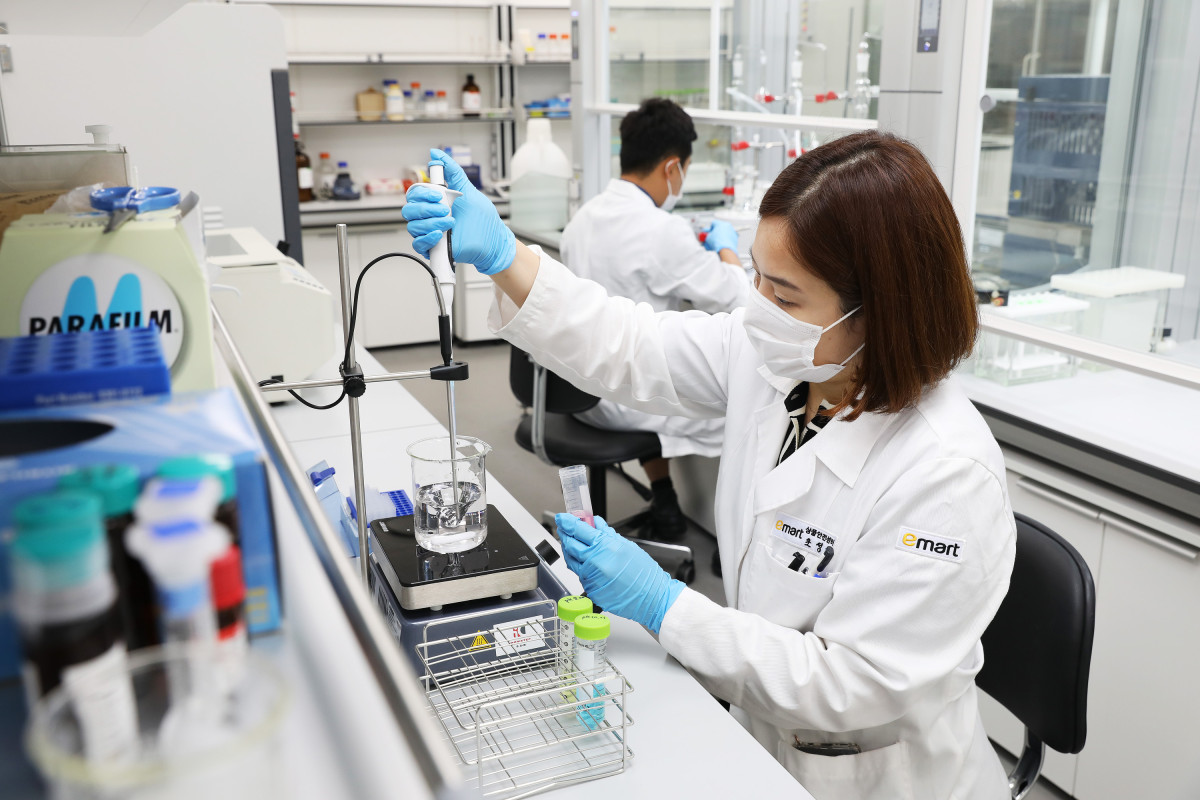 ▲이마트 상품안전센터 연구원이 품질 검사를 진행하고 있다. (사진제공=이마트)