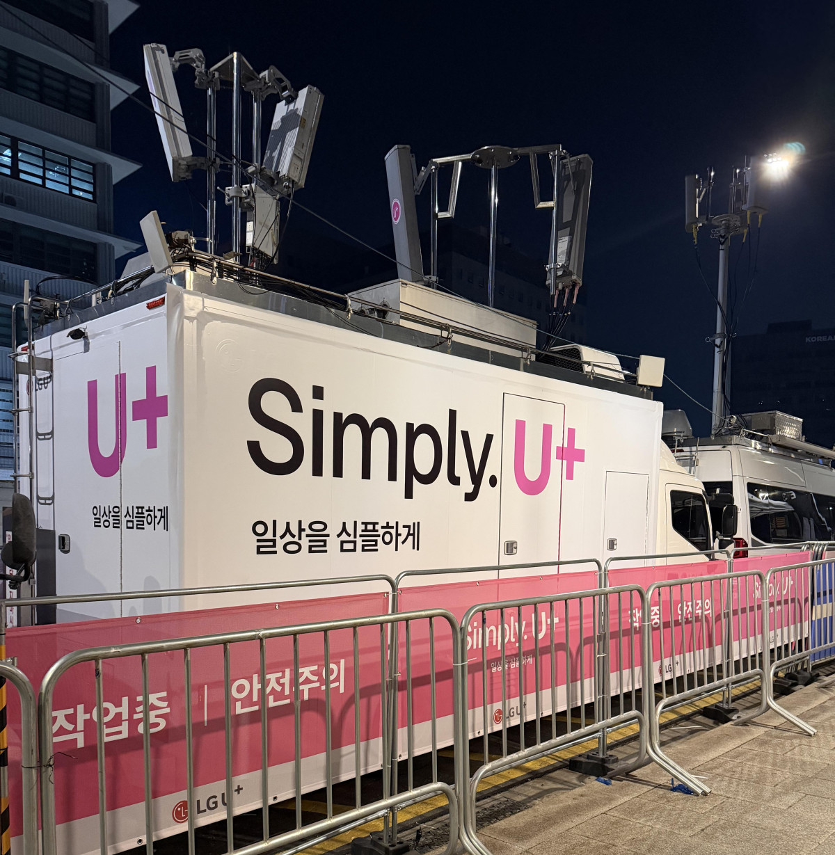 ▲LG유플러스는 전날 서울 광화문광장에서 열린 대규모 공연 현장에서 자율네트워크(Autonomous Network) 기반 대응 체계를 통해 안정적으로 통신 서비스를 제공하며, 대규모 집객 환경에서도 자율네트워크 기반 사전 예측·실시간 제어의 효과를 입증했다고 22일 밝혔다. 사진은 광화문광장 인근에 설치된 LG유플러스의 이동기지국. (사진=LG유플러스)