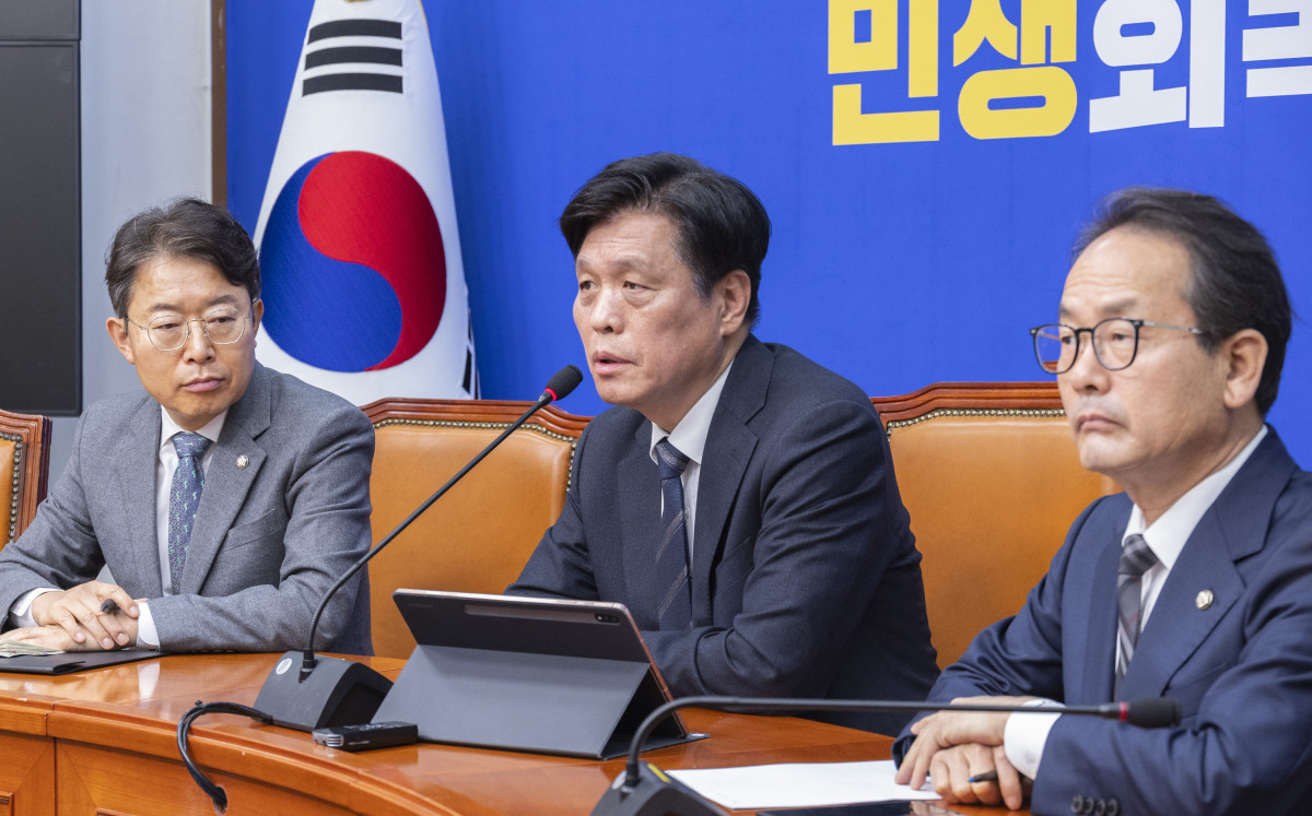 ▲조승래 더불어민주당 사무총장이 22일 국회에서 열린 기자간담회에서 20206년 지방선거 후보 공천과 관련해 설명하고 있다. 사진=연합뉴스