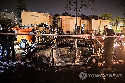 ▲이스라엘 남부 디모나에서 21일(현지시간) 이란이 쏜 미사일이 방공망을 뚫고 떨어져 피해를 준 가운데 사고 현장에 출입금지 줄이 처져 있다. (디모나(이스라엘)/로이터연합뉴스)
