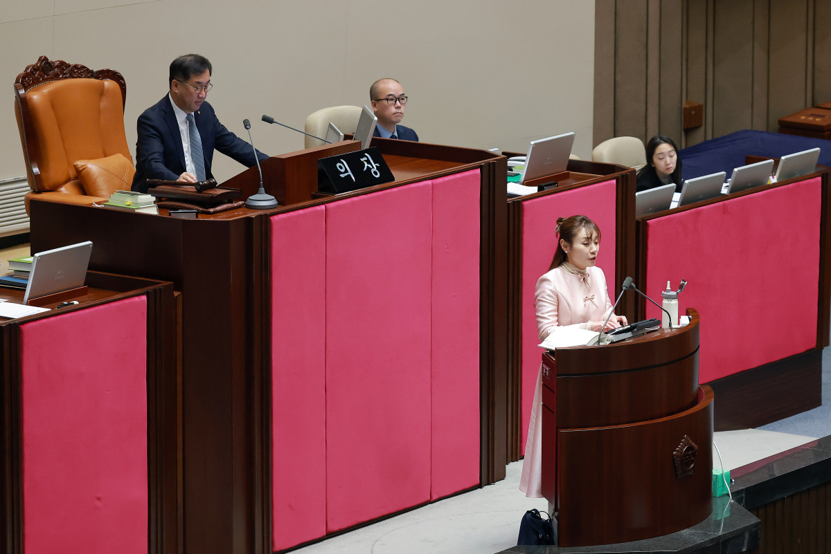 ▲국민의힘 김예지 의원이 22일 국회에서 열린 3월 임시국회 2차 본회의에서 전날 상정된 '윤석열 정권 정치검찰 조작기소 의혹 사건 진상규명 국정조사계획서 승인의 건'에 대해 반대 취지로 무제한 토론을 하고 있다. (연합뉴스)