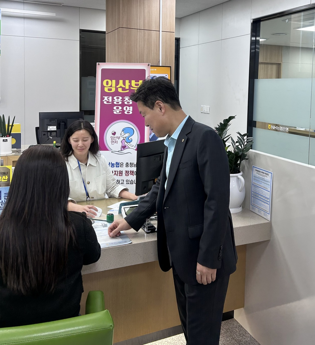 ▲20일 NH농협은행 금융소비자보호부문 박장순 부행장이 충남영업부를 방문해 금융취약계층 배려창구에 대해 안내하고 있다. (사진제공 = NH농협은행)