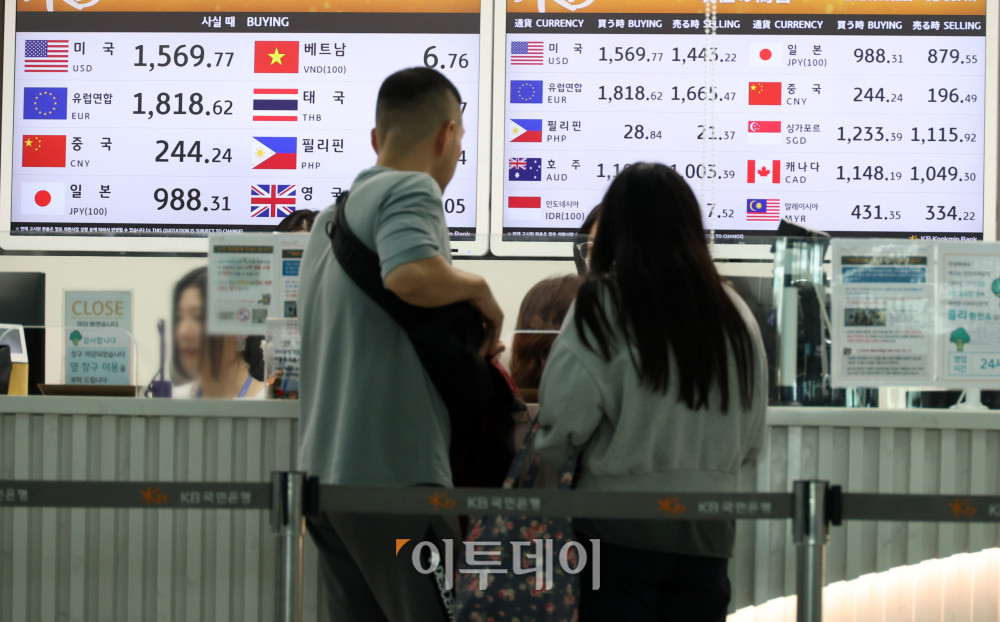 ▲원·달러 환율이 1500원을 중심으로 등락을 거듭하는 가운데 미국과 이란 간 전쟁이 중동발 '에너지 대란'으로 확산할 경유 환율이 1500원대 중반을 넘어 1600원까지 오를 수 있다는 전망이 나오고 있다. 22일 인천국제공항 제1터미널 환전소 전광판에 달러 대비 원화 환율이 표시되고 있다. 고이란 기자 photoeran@ (이투데이DB)