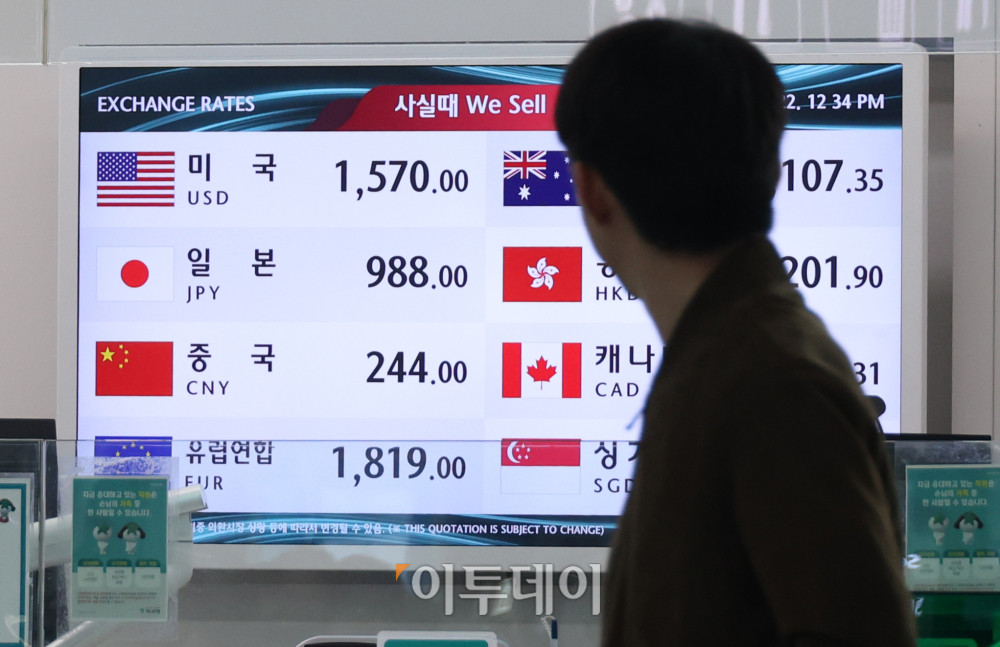 ▲원·달러 환율이 1500원을 중심으로 등락을 거듭하는 가운데 미국과 이란 간 전쟁이 중동발 '에너지 대란'으로 확산할 경유 환율이 1500원대 중반을 넘어 1600원까지 오를 수 있다는 전망이 나오고 있다. 22일 인천국제공항 제1터미널 환전소 전광판에 달러 대비 원화 환율이 표시되고 있다. 고이란 기자 photoeran@ (이투데이DB)