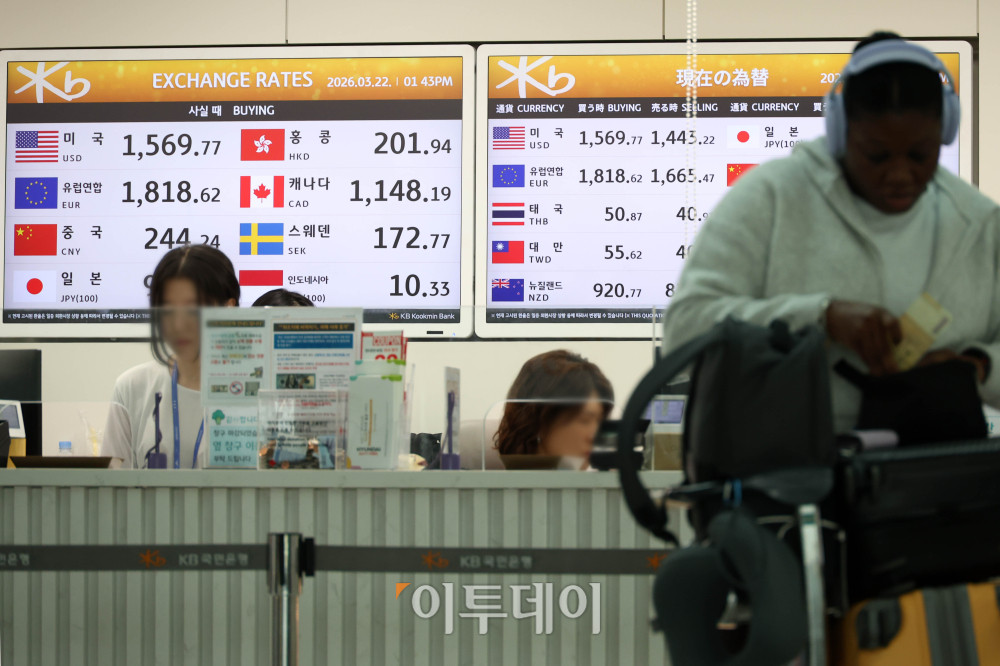 ▲원·달러 환율이 1500원을 중심으로 등락을 거듭하는 가운데 미국과 이란 간 전쟁이 중동발 '에너지 대란'으로 확산할 경유 환율이 1500원대 중반을 넘어 1600원까지 오를 수 있다는 전망이 나오고 있다. 22일 인천국제공항 제1터미널 환전소 전광판에 달러 대비 원화 환율이 표시되고 있다. 고이란 기자 photoeran@