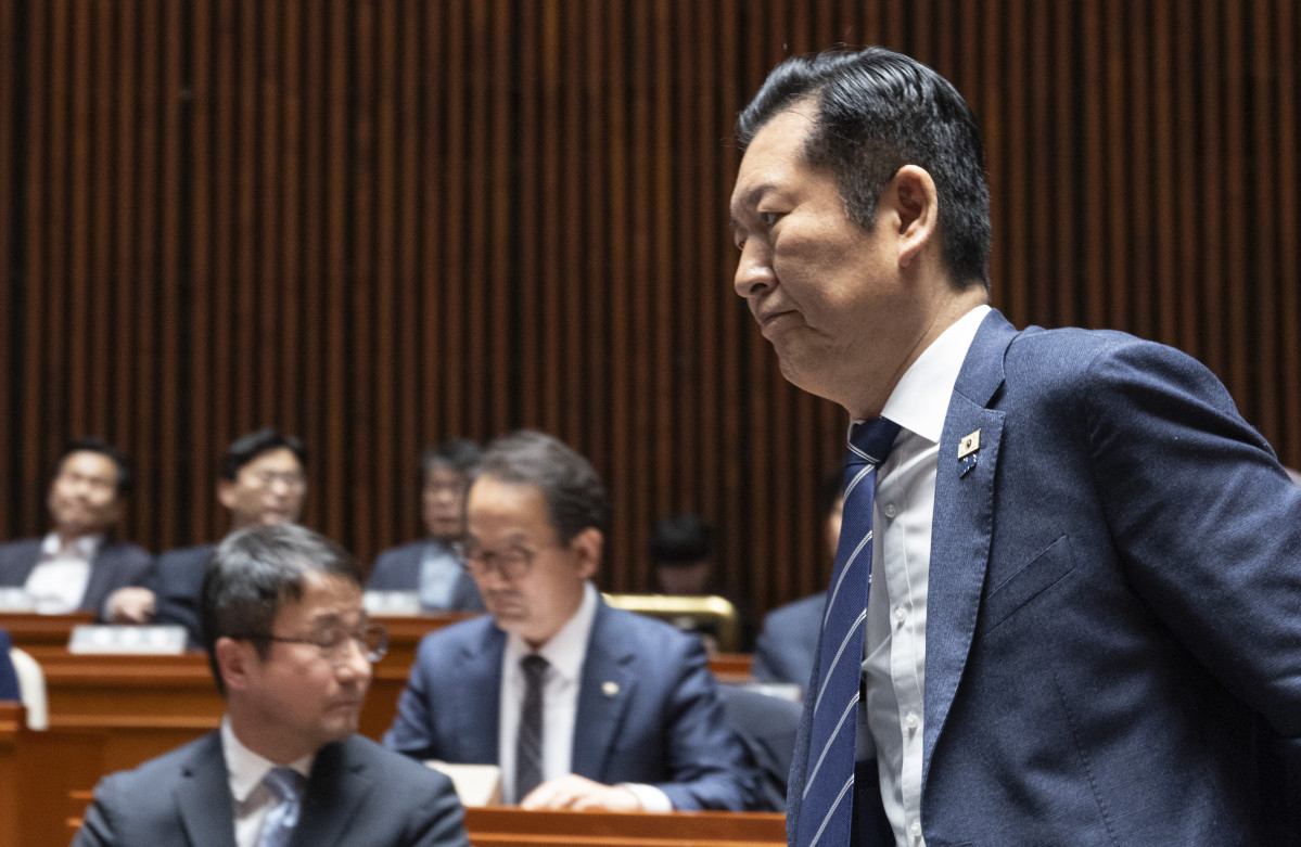 ▲정청래 더불어민주당 대표가 22일 국회에서 열린 의원 총회에서 발언하기 위해 이동하고 있다. 사진=연합뉴스