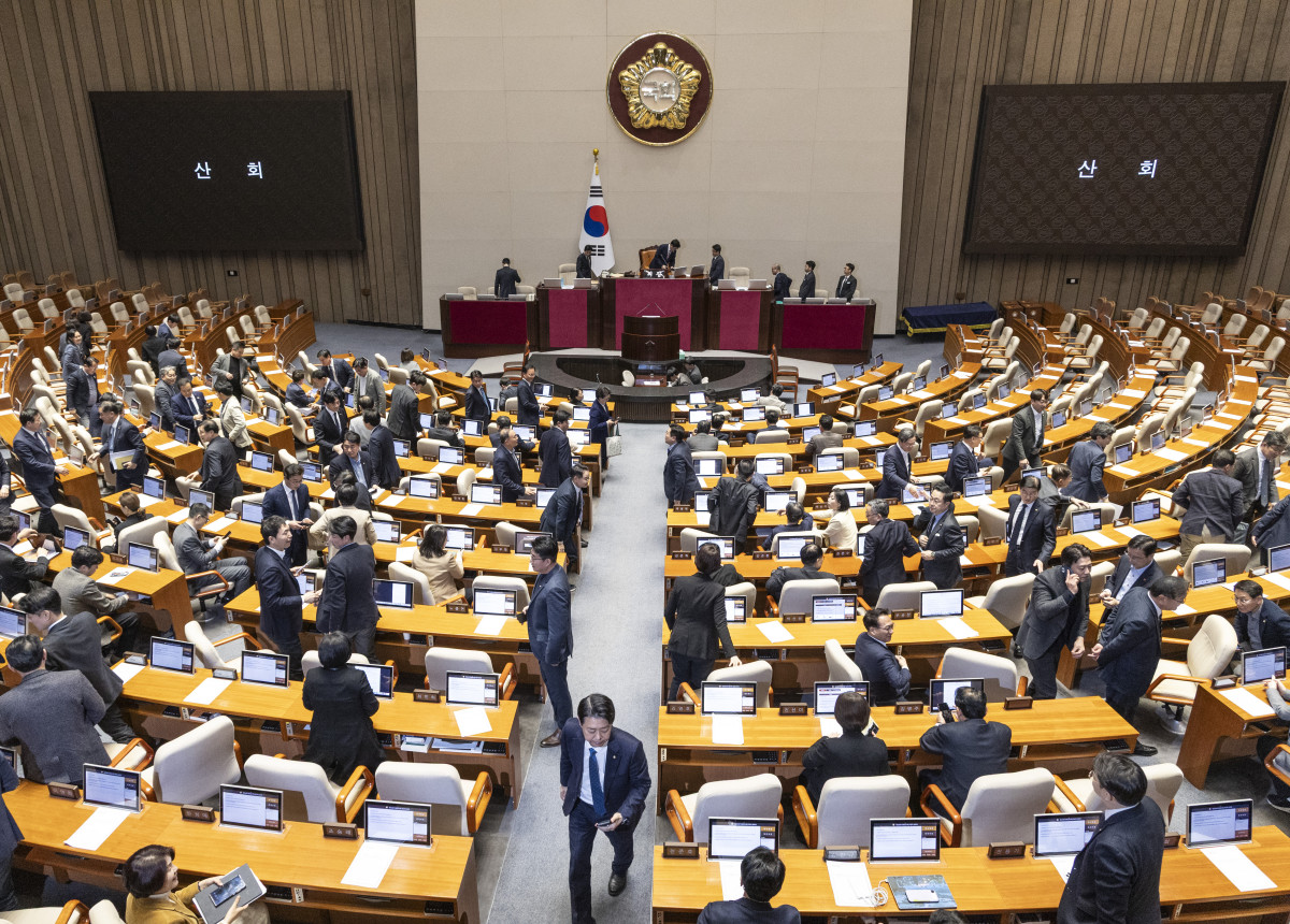 ▲3박 4일 동안 검찰 개혁 법안 처리를 두고 여야의 무제한 토론이 이어졌던 3월 임시국회 2차 본회의가 22일 여당 주도로 '검찰 조작기소' 국조요구서'가 통과된 뒤 산회되고 있다. (연합뉴스)