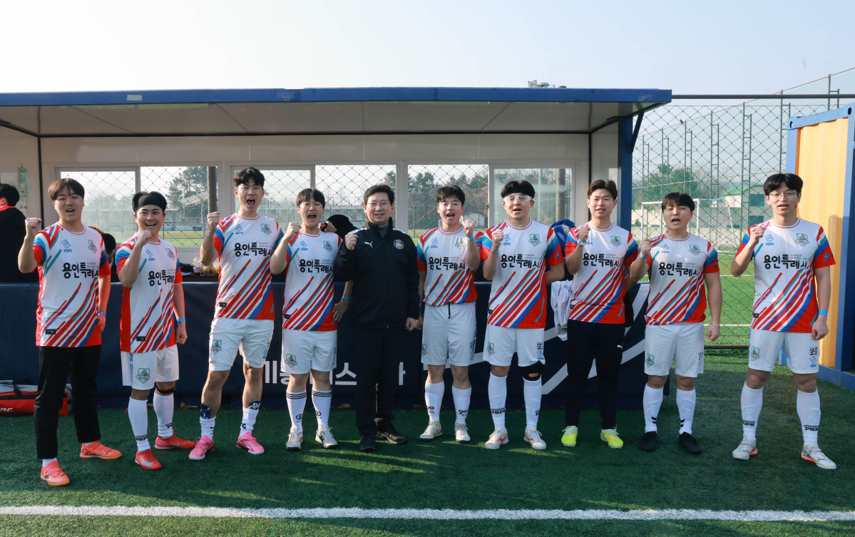 ▲이상일 용인특례시장이 21일 '2026 용인FC와 함께하는 직장인 풋살대회'에서 용인시 선수들과 기념촬영하고 있다. (용인특례시)