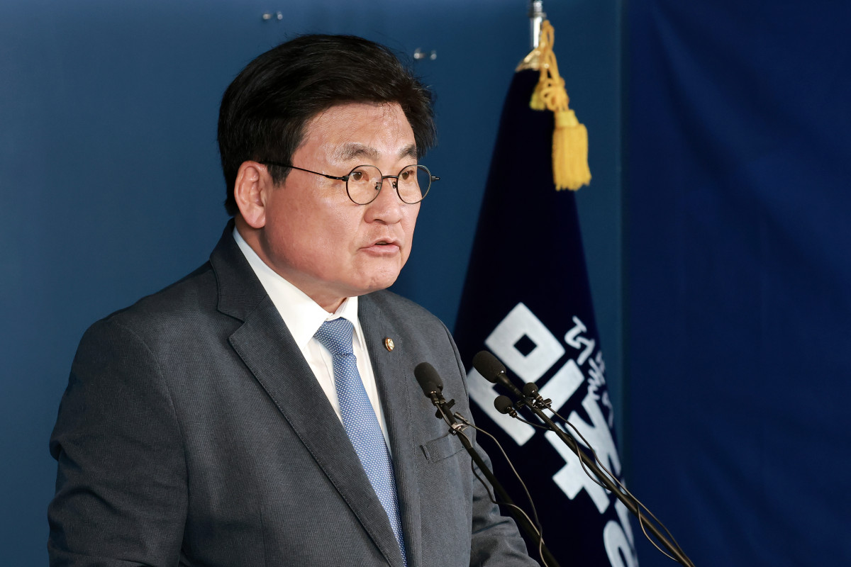 ▲더불어민주당 중앙당 선거관리위원장인 소병훈 의원이 22일 서울 영등포구 여의도 중앙당사에서 경기지사 후보 예비경선 결과를 발표하고 있다. 소 위원장은 한준호·추미애·김동연(기호순) 후보가 본경선 후보자로 결정됐다고 밝혔다. (사진제공=연합뉴스)