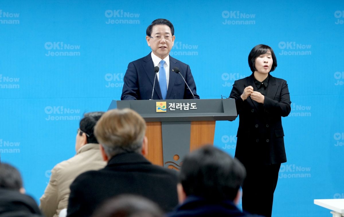 ▲김영록 전 전남도지사가도청 브리핑룸에서 400만 전남광주통합특별시 실현을 위한 전남·광주 3+1축 산업 대부흥 비전을 발표하고 있다' (사진제공=전남도)