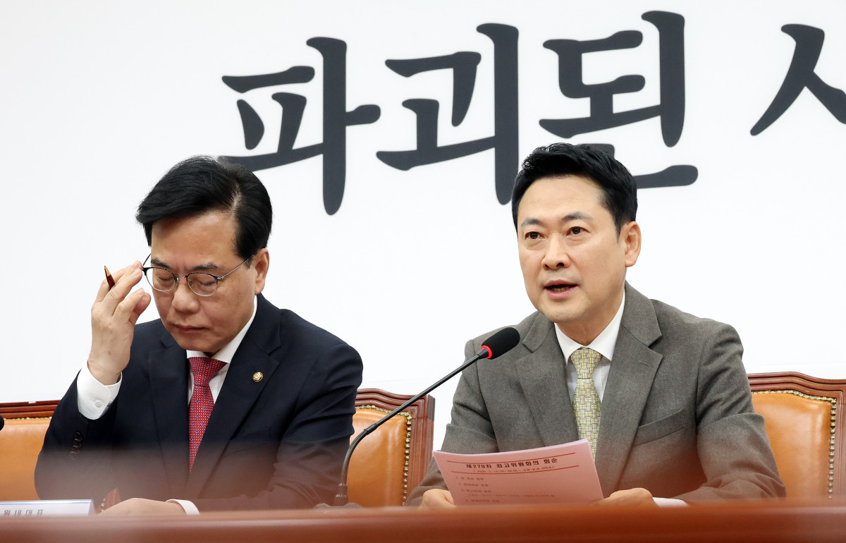 ▲국민의힘 장동혁 대표(오른쪽)가 19일 국회에서 열린 최고위원회의에서 발언하고 있다. 왼쪽은 송언석 원내대표. (연합뉴스)