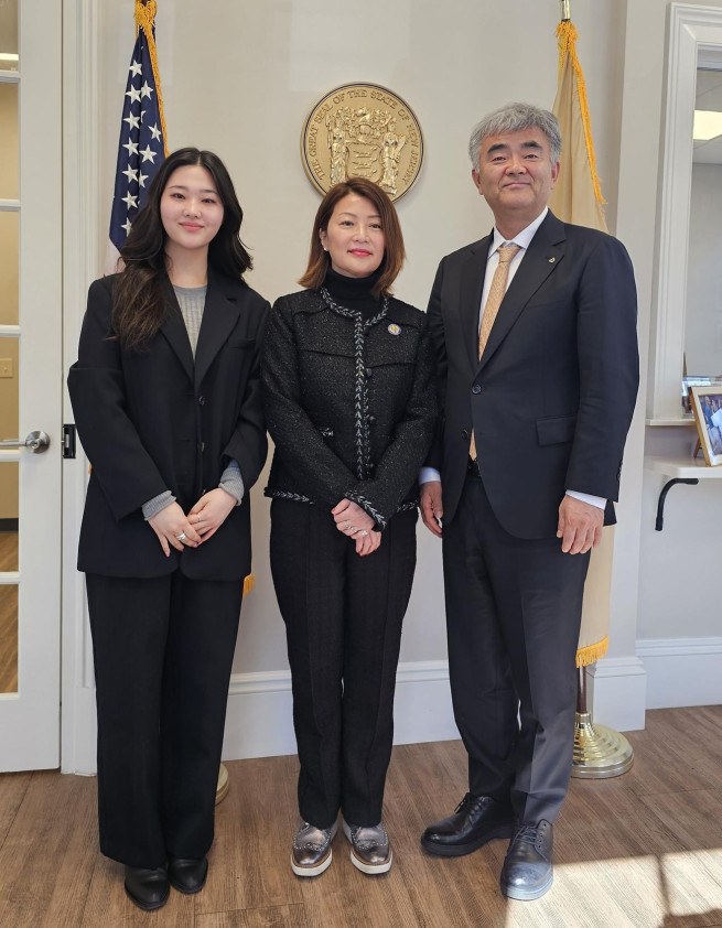 ▲(사진 왼쪽부터) 정서윤 씨, 엘렌 박(Ellen Park), 정원주 회장이 기념 촬영을 하고 있다. (사진제공=대우건설)