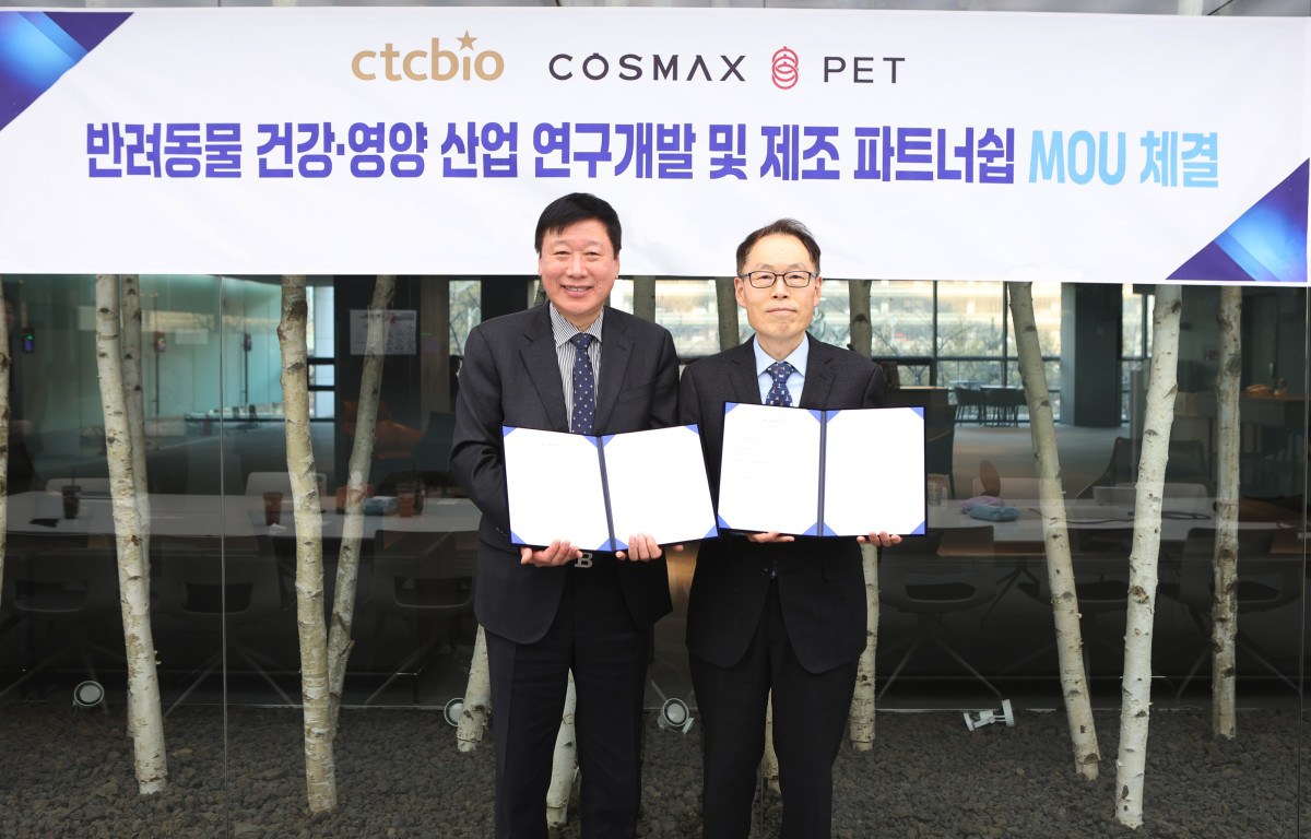 ▲경기도 성남시 코스맥스 사옥에서 열린 전략적 제조 파트너십(MOU) 체결식에서 진호정(왼쪽) 코스맥스펫 대표 와 이상준 씨티씨바이오 부사장이 기념촬영을 하고 있다. (사진제공=코스맥스)