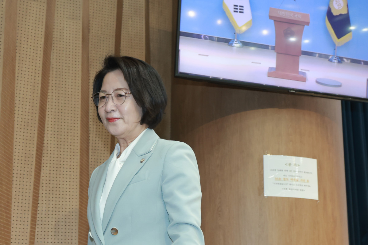 ▲국회 법제사법위원장인 더불어민주당 추미애 의원이 23일 국회 소통관에서 법사위원장직 사임 의사를 밝히고 회견장을 나서고 있다. (사진=연합뉴스)