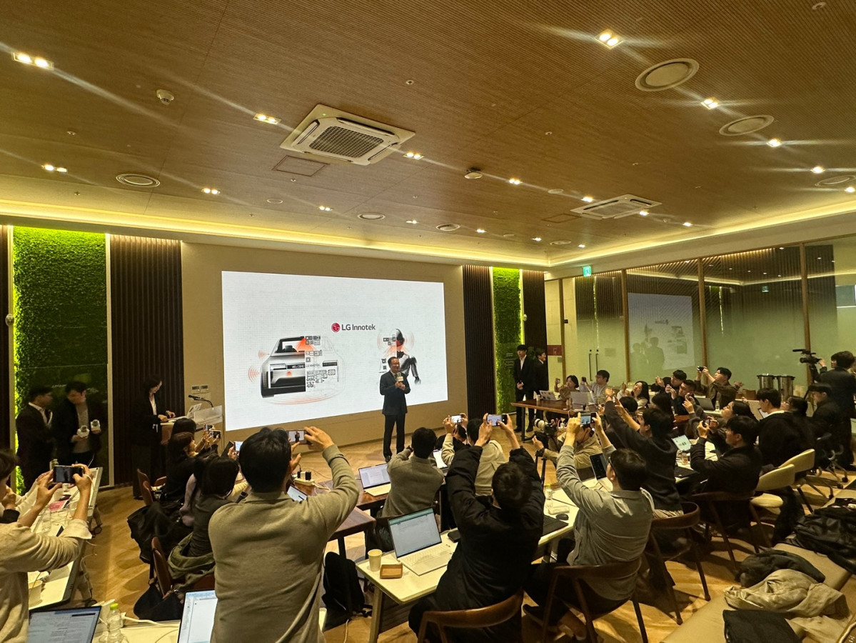 ▲문혁수 LG이노텍 대표이사(CEO)가 23일 서울 마곡동 LG사이언스파크에서 열린 주주총회에서 기자들의 질문에 답하고 있다. 이수진 기자 abc123@