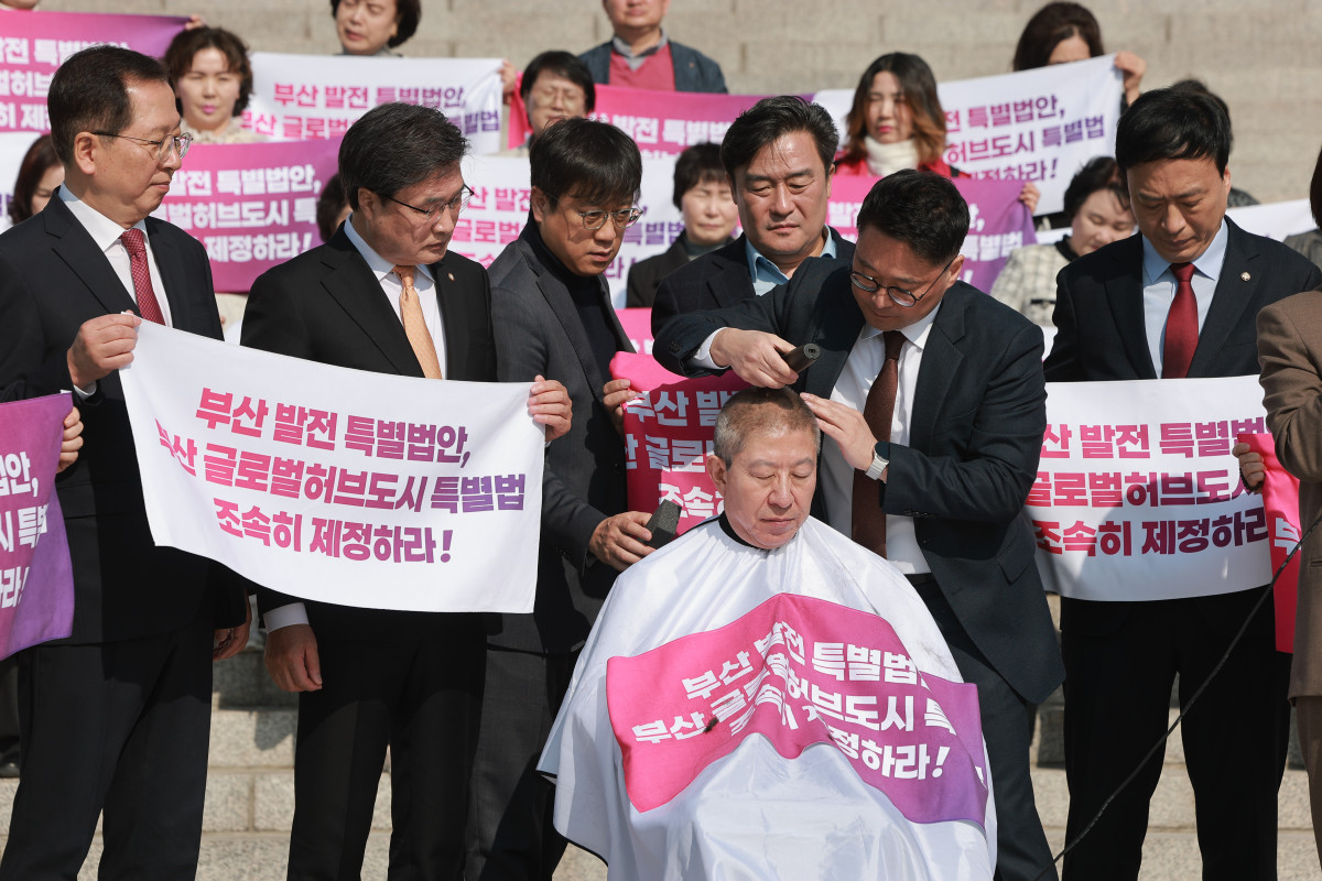 ▲박형준 부산시장이 23일 국회 본청 앞 계단에서 부산 글로벌 허브도시 특별법 제정을 촉구하며 삭발하고 있다. (연합뉴스)