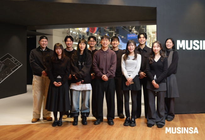 ▲무신사리테일서비스 소속 주요 스토어 매니저들이 무신사 메가스토어 용산점 앞에서 단체사진을 촬영하고 있다. (사진제공=무신사)