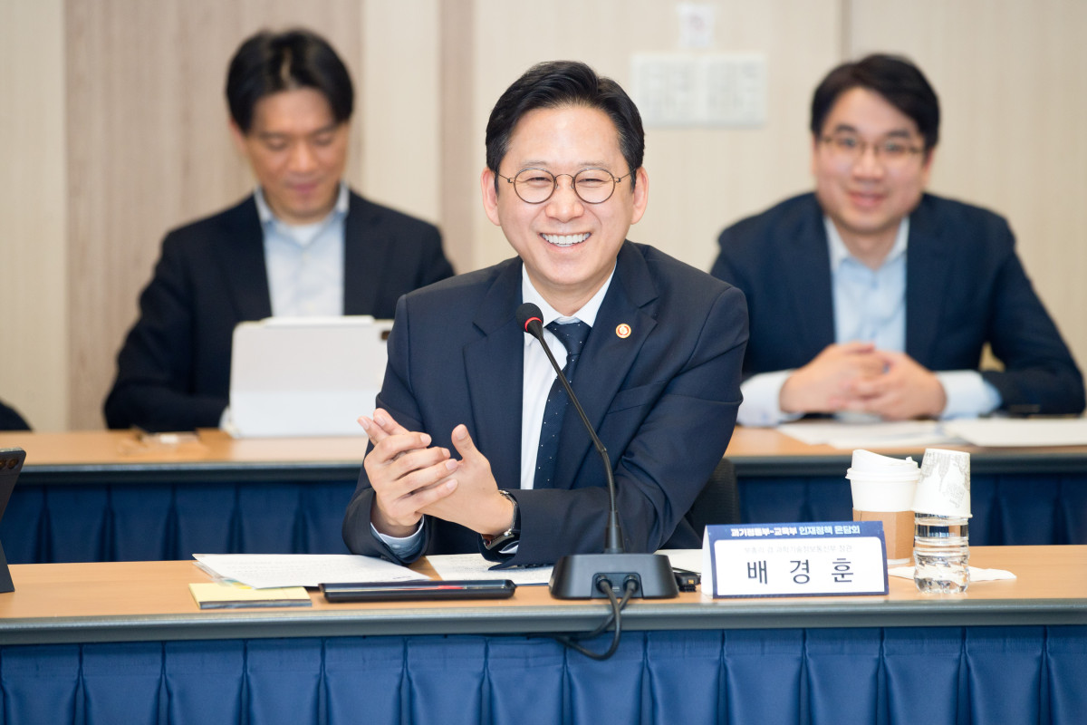 ▲배경훈 부총리 겸 과학기술정보통신부 장관이 19일 서울 종로구 광화문교보빌딩 국가과학기술자문회의 대회의실에서 열린 '과기정통부-교육부 인재정책 온(溫)담회' 에서 발언하고 있다. (사진제공=과기정통부)