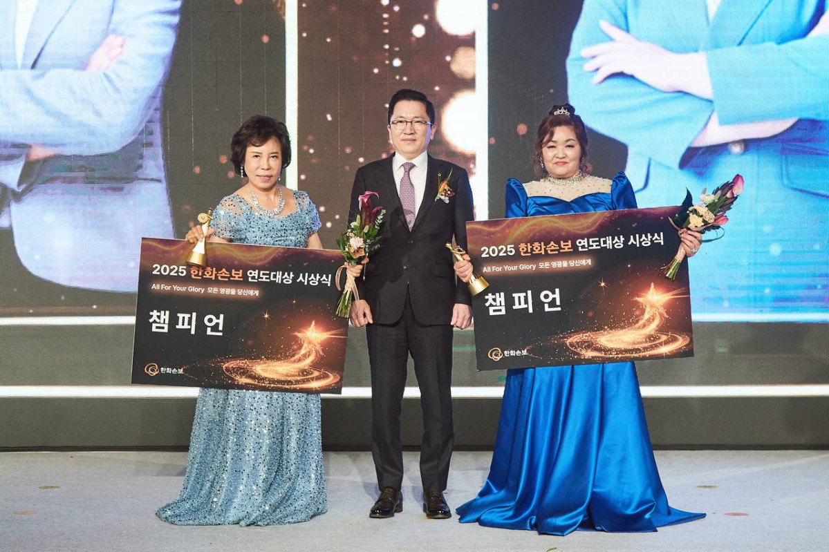▲한화손보는 20일 그랜드인터컨티넨탈 서울 파르나스에서 '2025 연도대상 시상식'을 개최했다. 이날 시상식에 참석한 나채범 대표이사(가운데)와 최고의 영예인 챔피언을 수상한 문명옥 명예전무(왼쪽), 신윤순 총괄팀장이 기념 촬영을 하고 있다. (사진제공 = 한화손보)