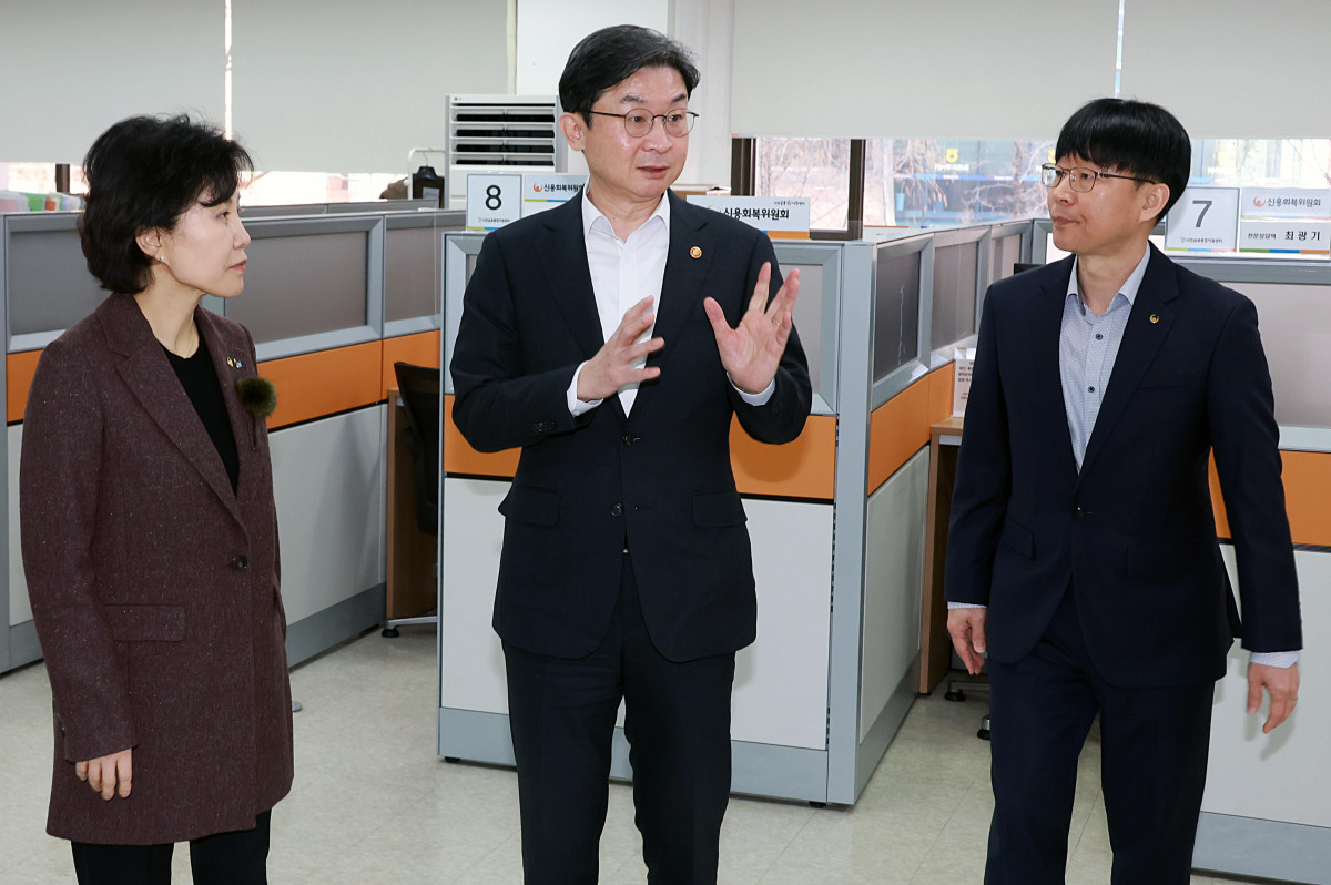 ▲이억원 금융위원장이 23일 오전 서울 노원구 노원서민금융통합지원센터에서 금융권 임원진과 포용금융 민간 전문가들을 만나 금융취약계층에 대한 실효적 지원 방안을 논의했다. (자료=금융위원회)