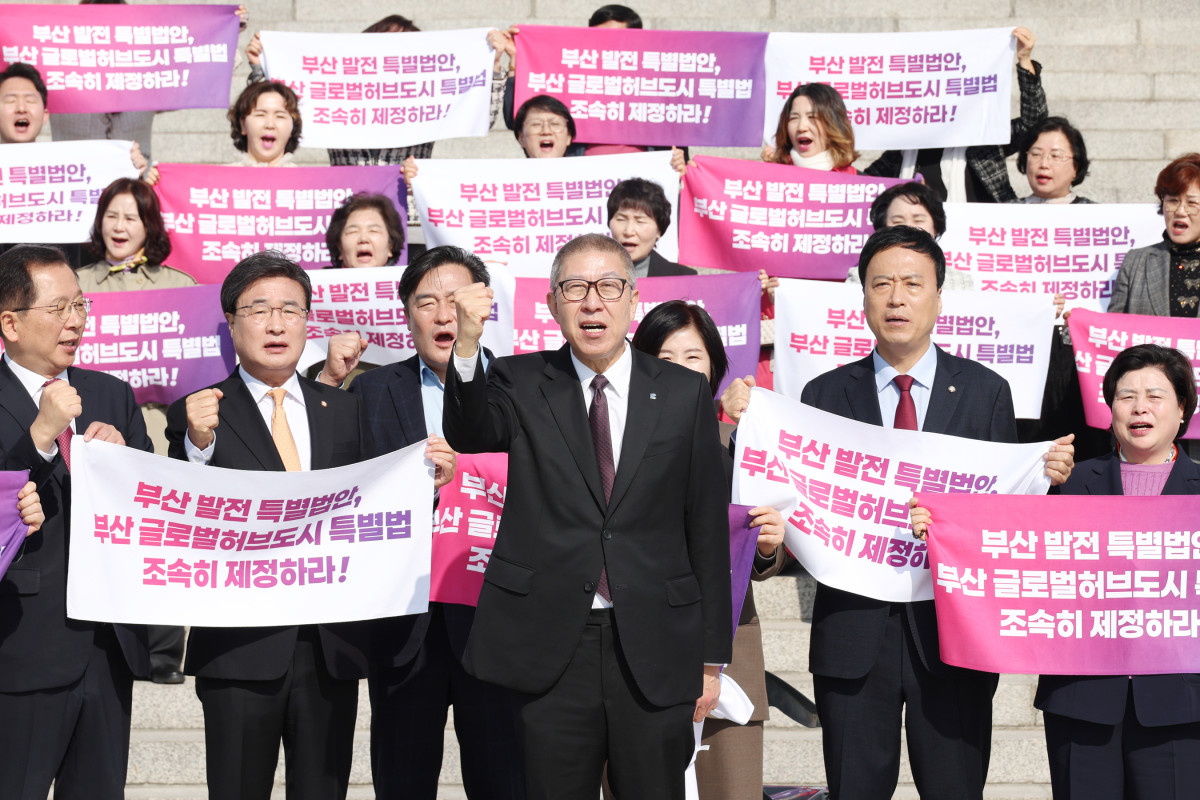 ▲박형준 시장 이 삭발하고 글로벌허브도시특별법 제정을 촉구하고있다. (사진제공=부산시)