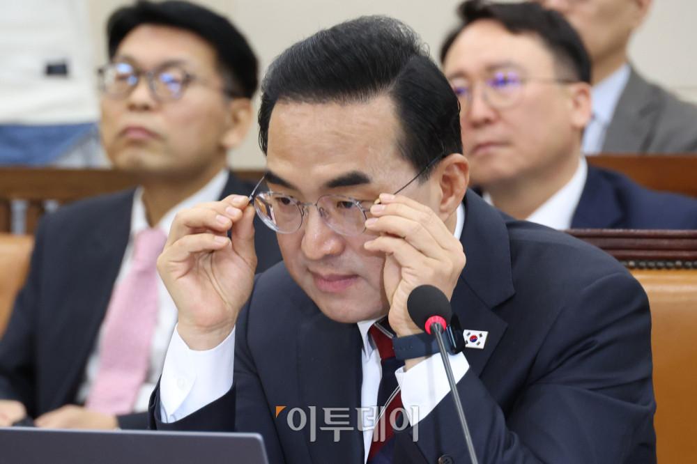 ▲박홍근 기획예산처 장관 후보자가 23일 서울 여의도 국회 재정경제기획위원회에서 열린 인사청문회에서 안경을 고쳐쓰고 있다. 고이란 기자 photoeran@
