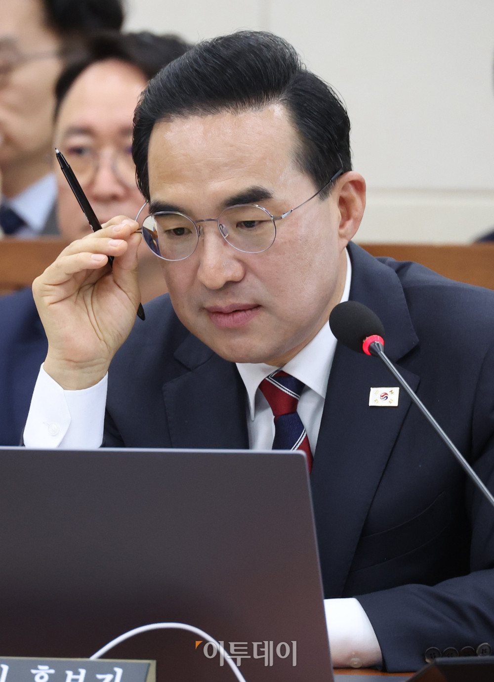 ▲박홍근 기획예산처 장관 후보자가 23일 서울 여의도 국회 재정경제기획위원회에서 열린 인사청문회에서 안경을 고쳐쓰고 있다. 고이란 기자 photoeran@